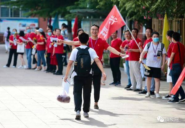 老师为学生击掌加油的场景