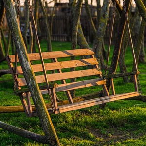 小女孩在湿地公园荡网红秋千