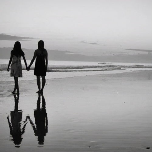 夕阳下牵手散步的情侣背影