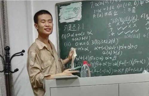 韦东奕在北大校园内行走