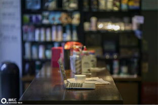 两人在咖啡厅轻松交流达成共识