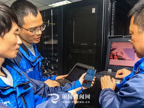 燃气公司工作人员调试智能燃气表