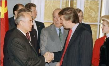 洛杉矶街头警察维持秩序