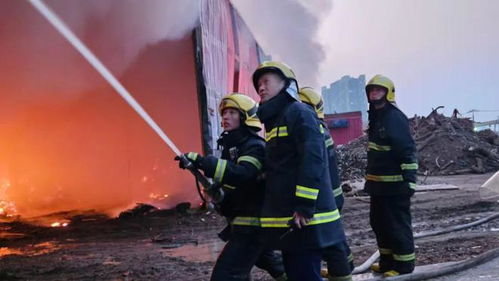 消防员在湖边准备下水救援