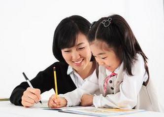 孩子认真写作背影