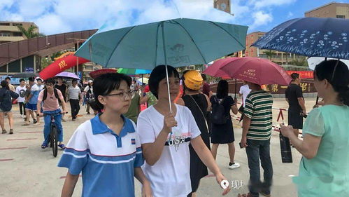 家长与孩子在高考结束后合影留念