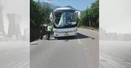 大巴车上的高考学生