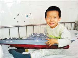 一位父亲抱着孩子在病床前哭泣