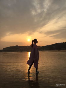 海边夕阳下的摩托车手剪影