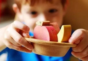 家长与孩子一起挑选安全玩具的温馨场景