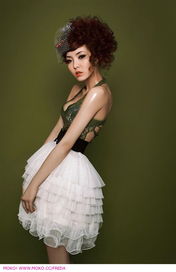 阿莉莎独自坐在窗前沉思