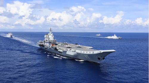 中国海军山东舰与辽宁舰并肩航行