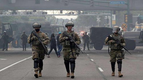 国民警卫队士兵在洛杉矶街头巡逻