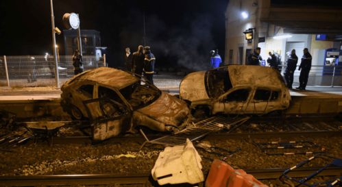 贝尔法斯特街头焚烧车辆场景