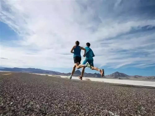 一群年轻人在海边奔跑嬉戏