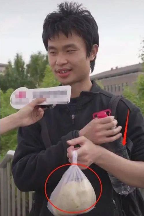 北大将帮韦东奕积极治疗｜从4秒视频到2000万粉丝，‘韦神’的意外走红与背后故事