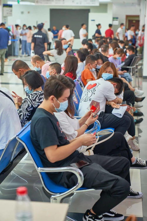 一对情侣在民政局门口交谈