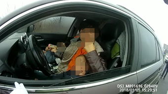 女司机和两个孩子的合照