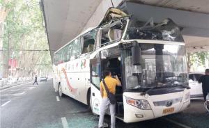 学生在车内接受初步检查