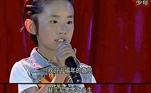 易烊千玺在发布会上认真回答问题