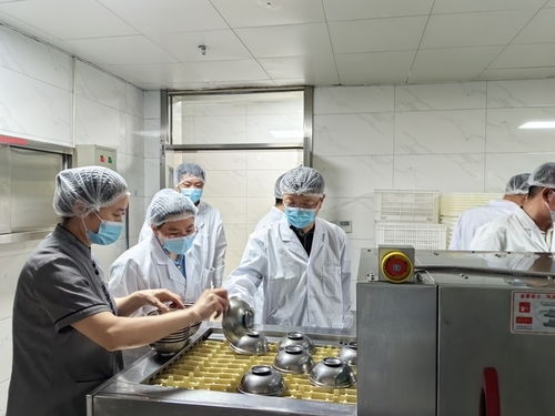 市场监管人员正在检查餐厅设备