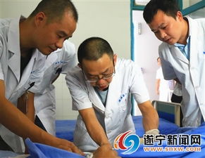 医院医生为患者检查身体