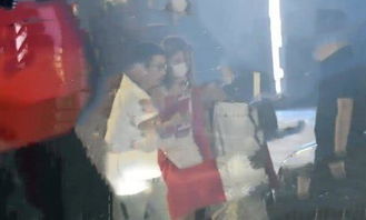 一位醉酒男子被朋友搀扶着走向医院