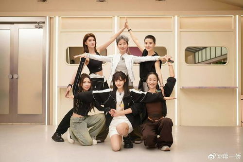 蒋一侨在《乘风2025》舞台上表演