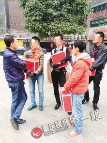 志愿者在街头募捐帮助中毒家庭