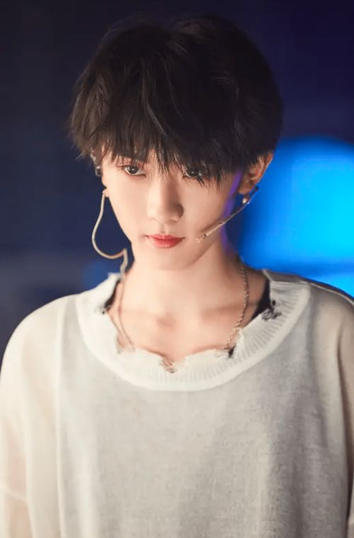 学生书桌上的马嘉祺照片和复习资料