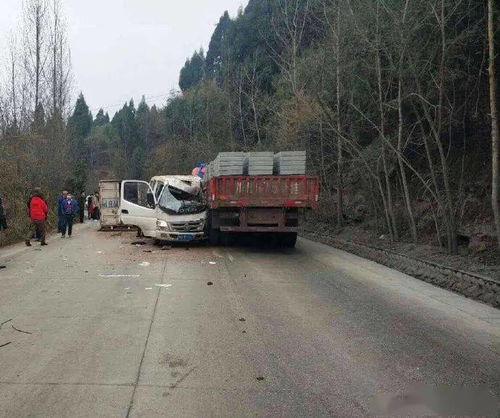 惊魂一刻！广西平南高考大巴与轿车相撞，4名学生轻微伤