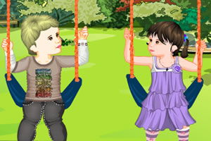 小女孩在游乐场荡秋千