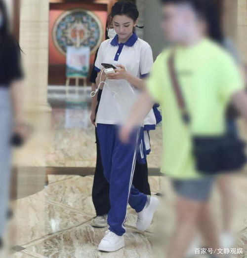 杨天真身穿校服走在校园