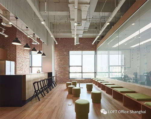 办公室会议讨论场景图