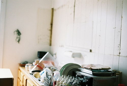 阳光洒落书桌励志格言摆件特写