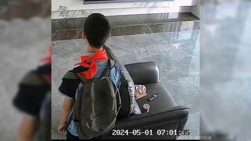 大爷坐在沙发上一脸懵