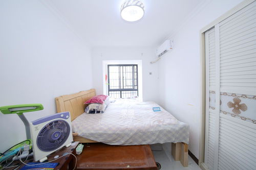 家长在万家丽休息区放松聊天