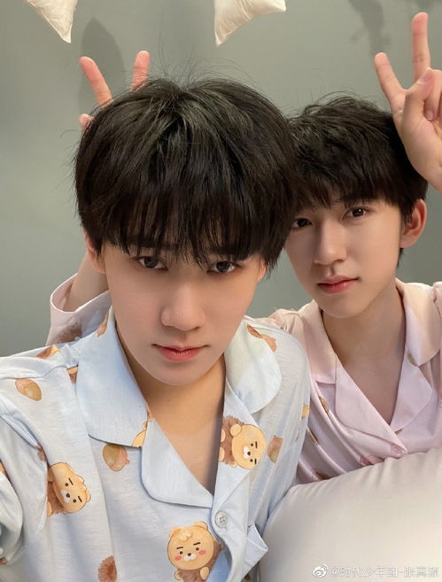 一群学生围绕贺峻霖立牌合影留念