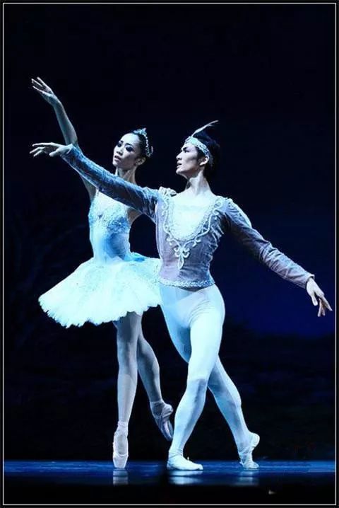 安娜·德·阿玛斯在芭蕾舞剧院中持枪战斗的场景