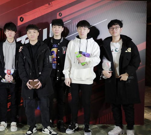 LPL选手在比赛中激烈对抗场景