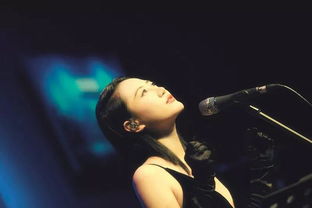 单依纯在录音室专注唱歌