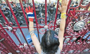 洛杉矶警察发射催泪弹驱散人群