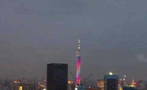 北方城市在高温下炙烤的街道