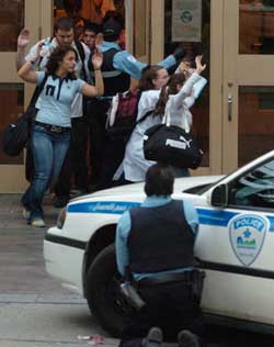 震惊全球！奥地利高中枪击案致10死，22岁校友闯入教室开枪后自杀