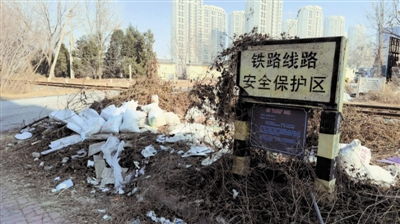 铁路施工垃圾堆积，鱼塘死鱼超12万斤！谁来为生态买单？