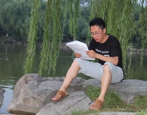 学生在未名湖边读书