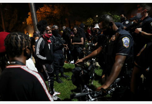 亲历者讲述洛杉矶骚乱：催泪弹、砖块与街头的呐喊