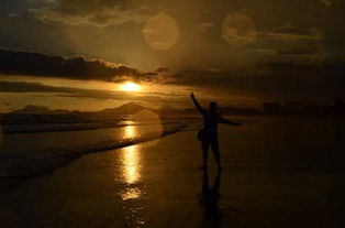 夕阳下两人背影渐行渐远