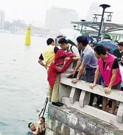 湖边救人现场照片