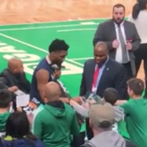 球迷与表演者互动合影留念